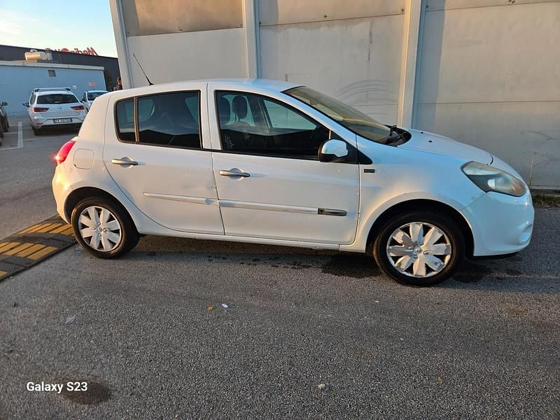Usata Renault Clio II Luxe 74 CV (54 kW) 2011 Bianco Berlina
