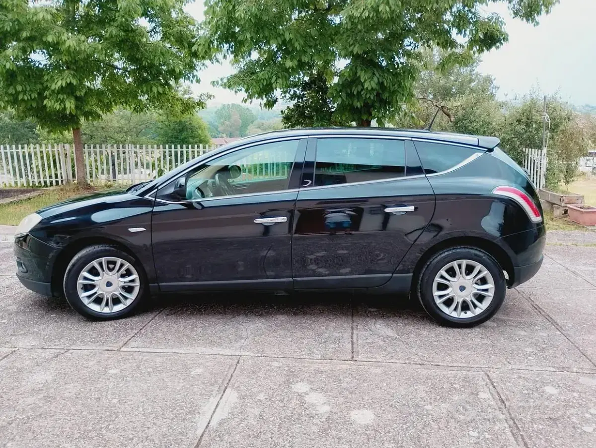 Usata Lancia Delta 120 CV (88 kW) 2012 Nero Utilitaria