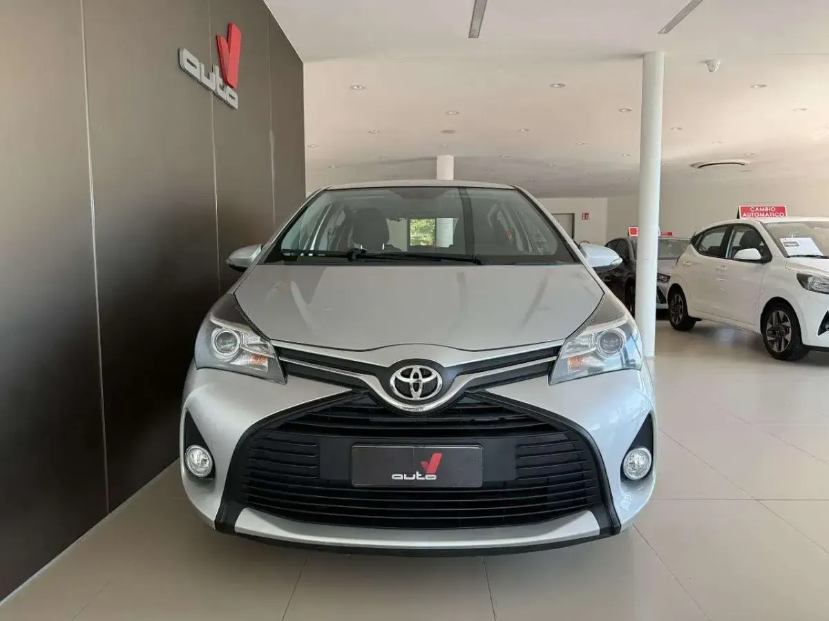Usata Toyota Yaris Active 69 CV (50 kW) 2015 Argento Utilitaria