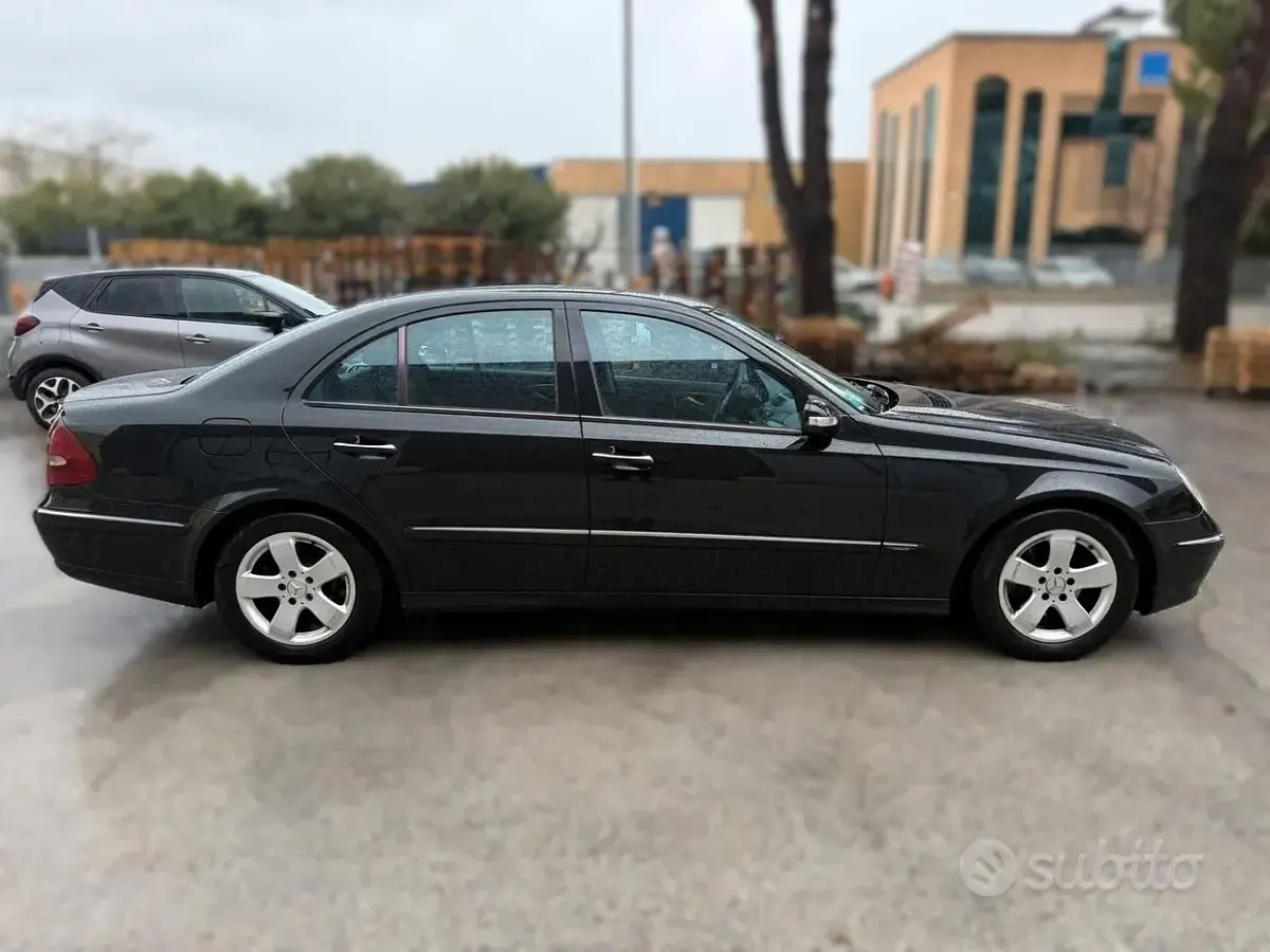 Usata Mercedes E220 Avantgarde 150 CV (110 kW) 2005 Nero Berlina