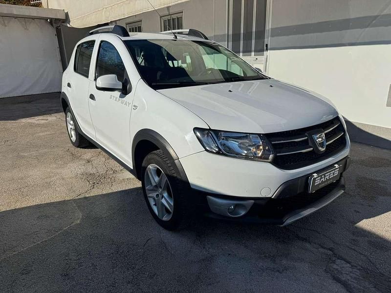 Bianco Usata 2015 Dacia Sandero Prestige Tre volumi | 5500 € (Buon prezzo) - Immagine 1/4