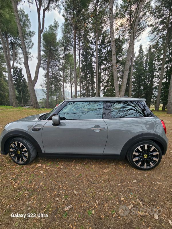Grigio Usata 2021 Mini Cooper SE Due volumi | 17.000 € (Buon prezzo) - Immagine 1/4