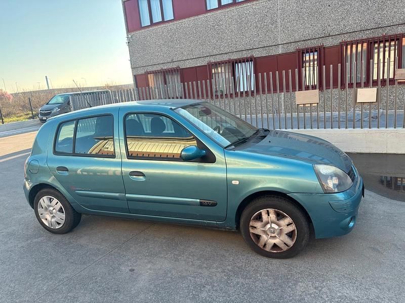 Usata Renault Clio II Authentique 75 CV (55 kW) 2005 Blu Berlina