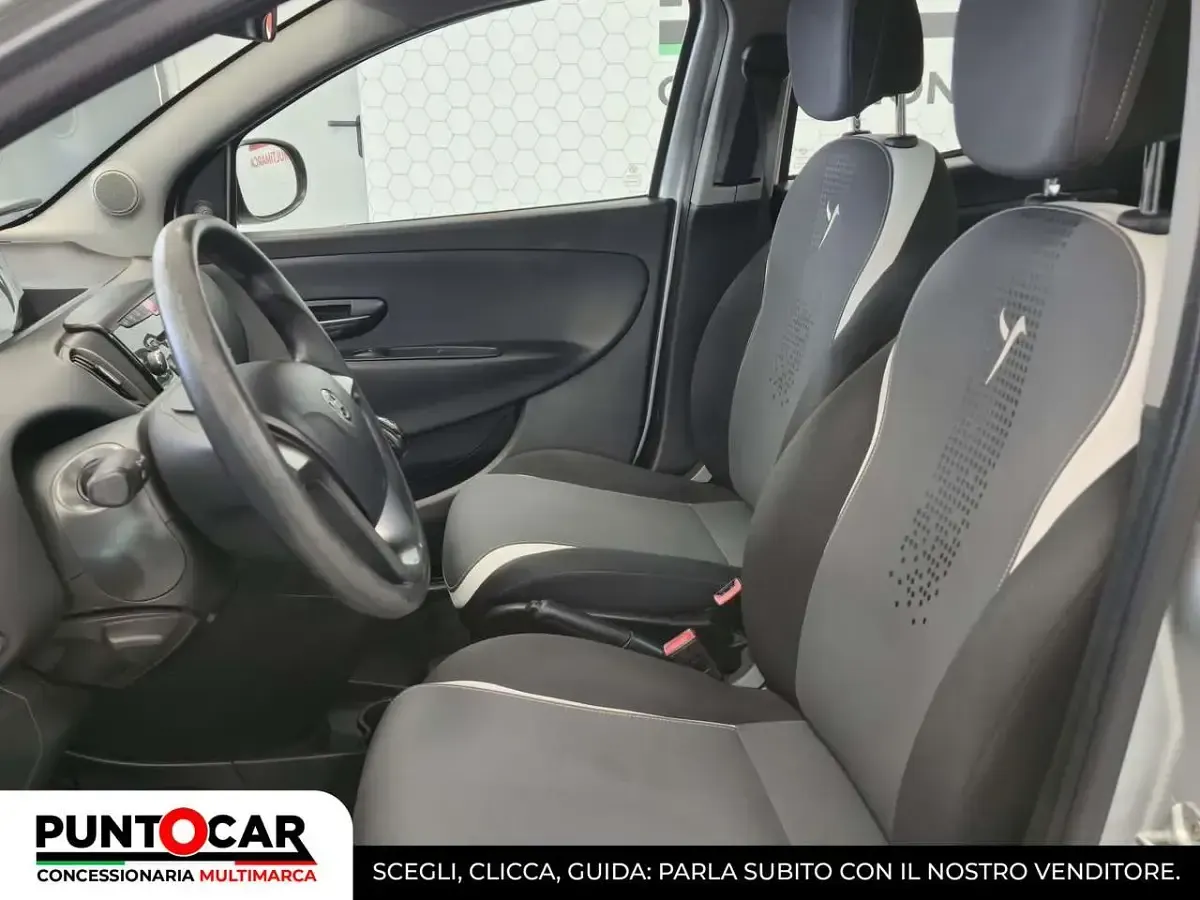 Usata Lancia Ypsilon 69 CV (50 kW) 2015 Argento Utilitaria