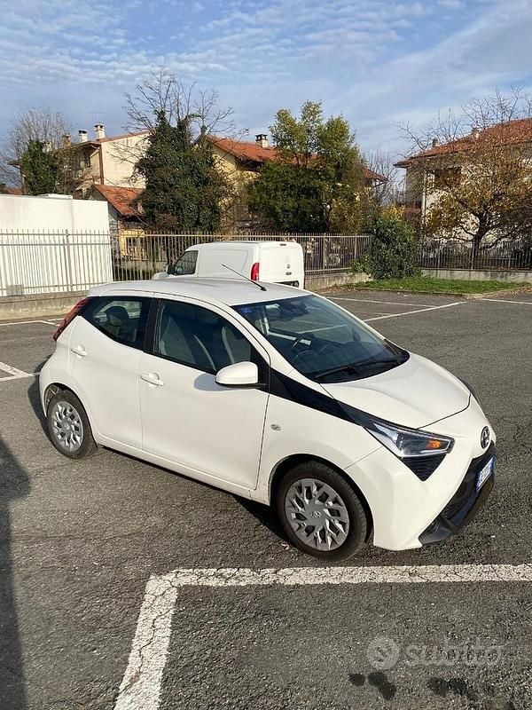 Usata Toyota Aygo X-play 72 CV (52 kW) 2021 Bianco Utilitaria