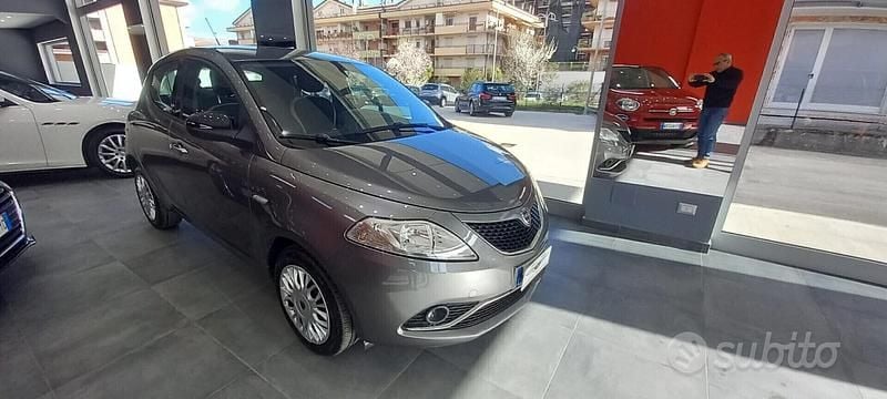 Usata Lancia Ypsilon Gold 69 CV (50 kW) 2017 Grigio Utilitaria