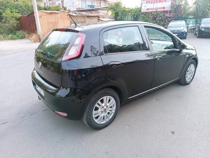 Usata Fiat Punto Young 74 CV (54 kW) 2014 Nero Utilitaria