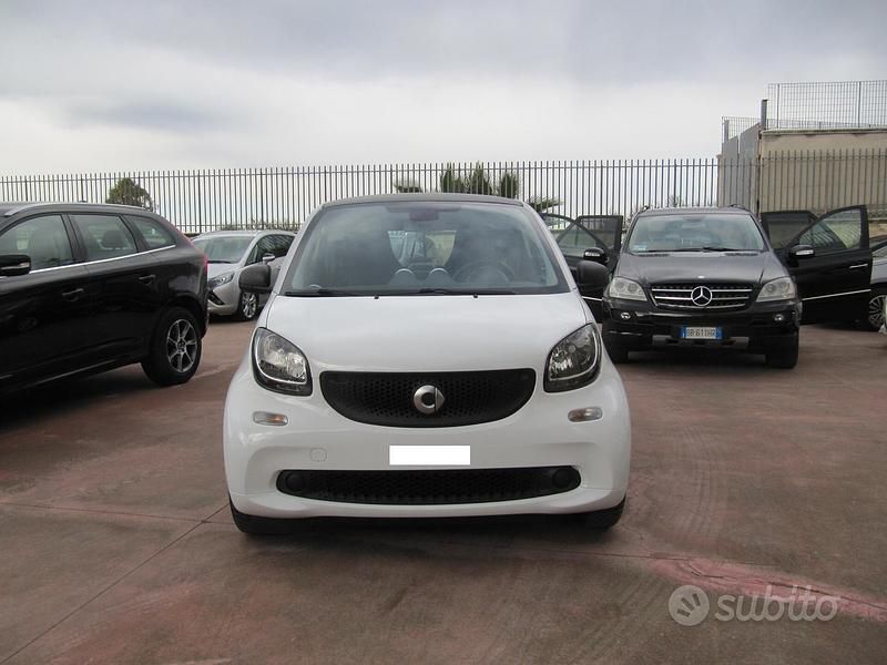 Bianco Usata 2015 Smart ForTwo Coupé Prime Due volumi | 7900 € (Buon prezzo) - Immagine 1/4
