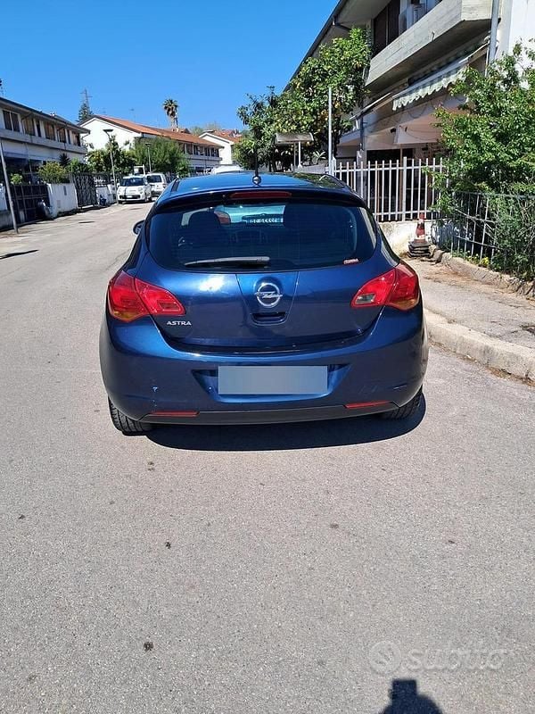 Usata Opel Astra 115 CV (84 kW) 2010 Blu Berlina