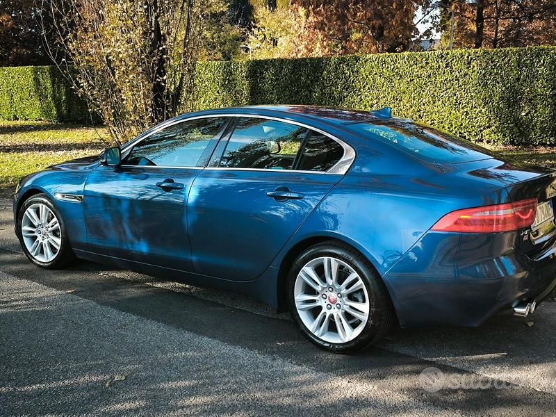Usata Jaguar XE R-Sport 180 CV (132 kW) 2015 Blu/azzurro Berlina