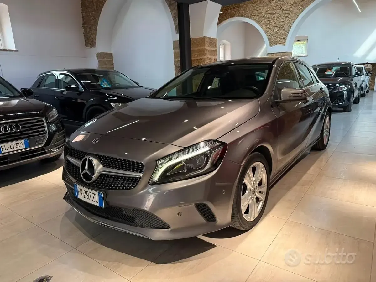 Usata Mercedes A180 Premium 109 CV (80 kW) 2018 Grigio Berlina