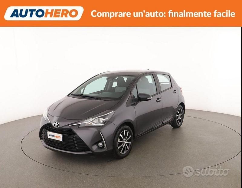 Usata Toyota Yaris Active 69 CV (50 kW) 2017 Grigio Berlina