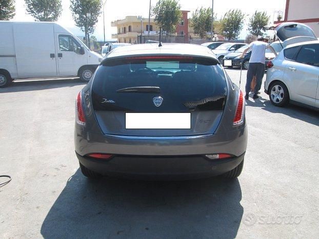 Usata Lancia Delta 120 CV (88 kW) 2011 Marrone Utilitaria