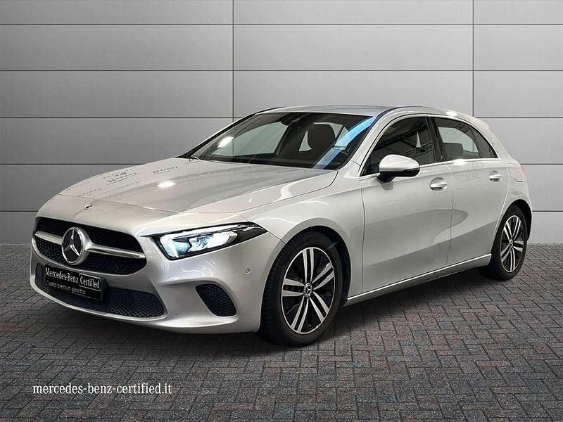 Grigio chiaro metallizzato Usata 2021 Mercedes A180 Tre volumi | 25.500 € (Buon prezzo) - Immagine 1/4