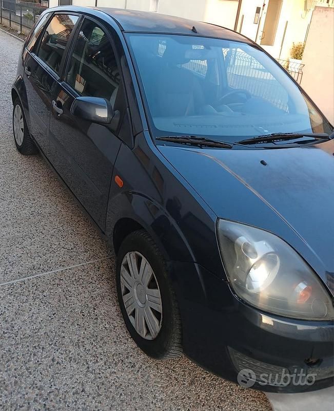Usata Ford Fiesta Titanium 68 CV (50 kW) 2006 Blu Utilitaria