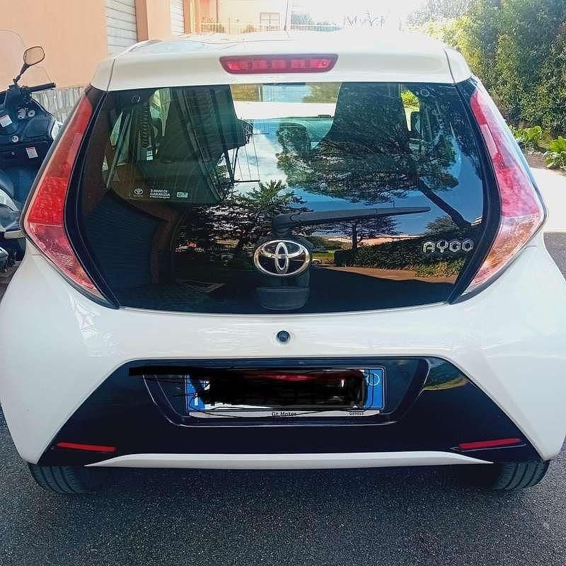 Usata Toyota Aygo 69 CV (50 kW) 2016 Bianco Utilitaria