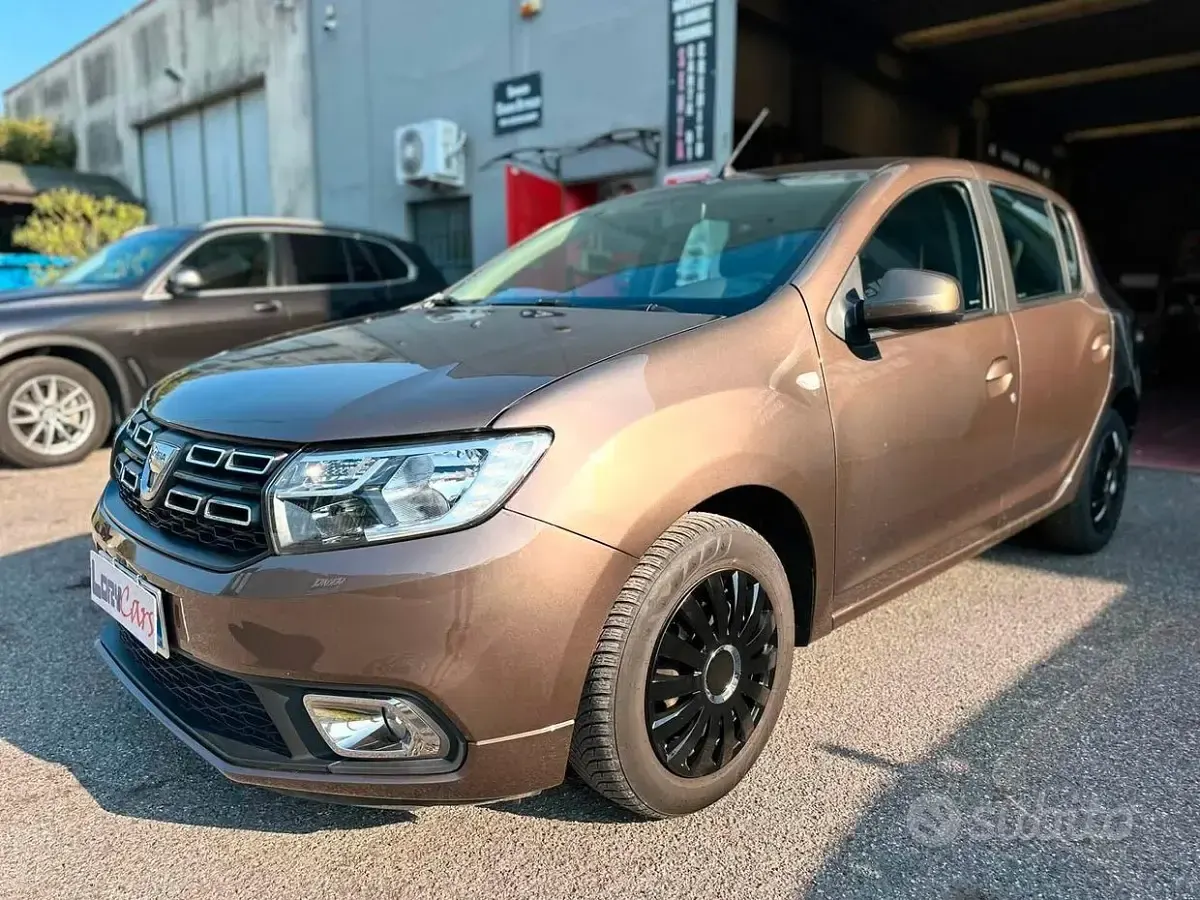 Usata Dacia Sandero Acces 101 CV (74 kW) 2020 Marrone Utilitaria