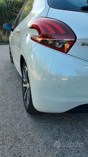 Usata Peugeot 208 Allure 82 CV (60 kW) 2015 Bianco Utilitaria