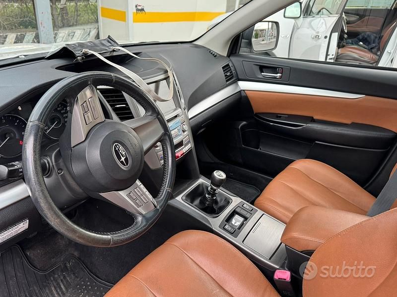 Usata Subaru Outback 150 CV (110 kW) 2010 Bianco Station wagon