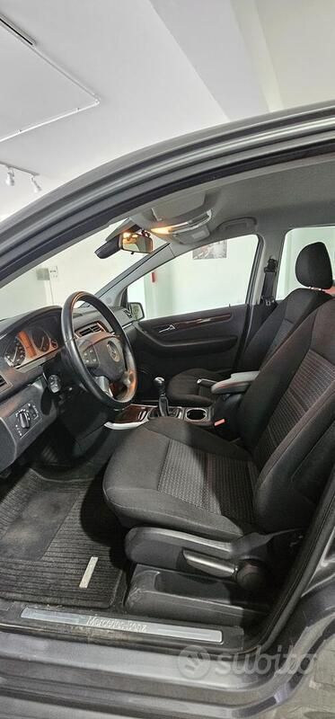Usata Mercedes B200 140 CV (102 kW) 2009 Grigio Monovolume