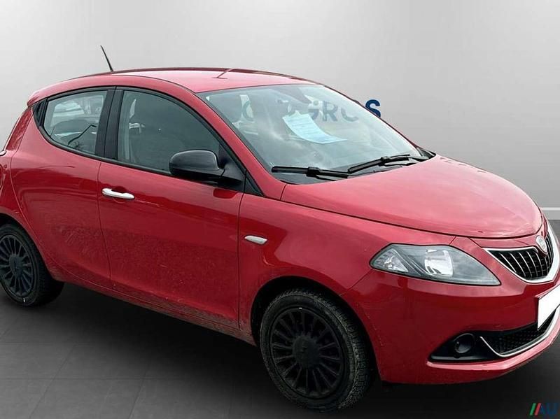 Usata Lancia Ypsilon Silver 69 CV (50 kW) 2023 Rosso Utilitaria