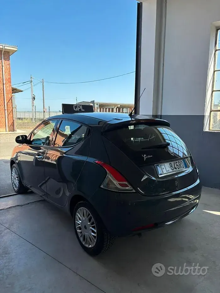 Usata Lancia Ypsilon Silver 69 CV (50 kW) 2018 Grigio Utilitaria