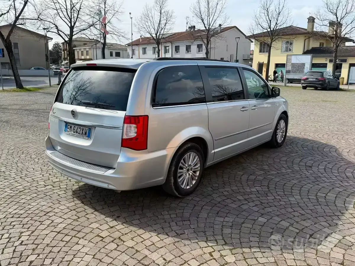 Usata Lancia Voyager Gold 163 CV (119 kW) 2012 Grigio Monovolume