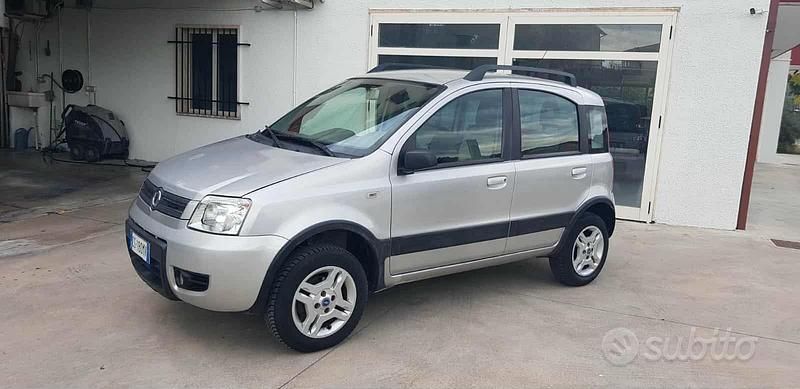 Argento Usata 2005 Fiat Panda 4x4 Climbing Due volumi | 5900 € (Buon prezzo) - Immagine 1/4