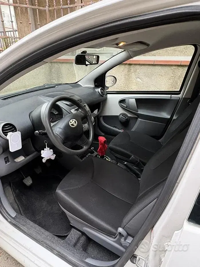 Usado Toyota Aygo Connect Style 68 HP (50 kW) 2010 Branco Citadino
