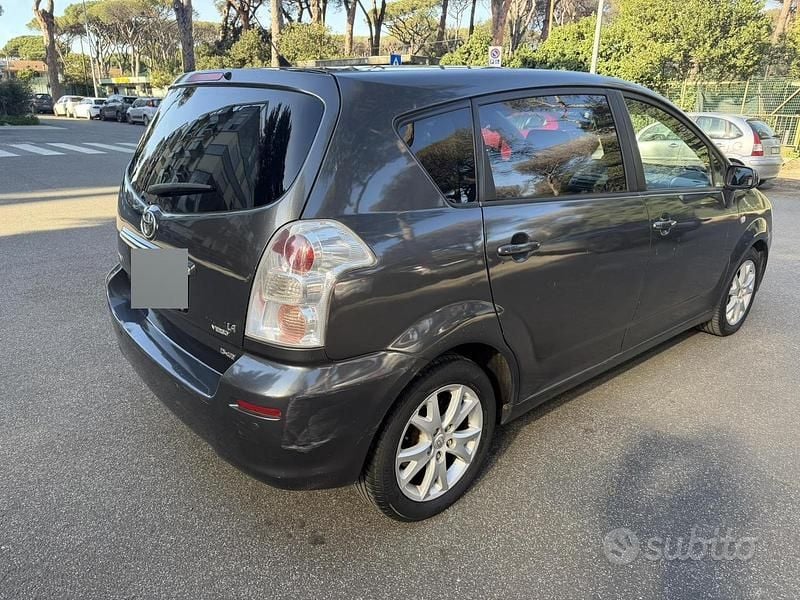Usata Toyota Corolla Verso 136 CV (100 kW) 2009 Grigio Monovolume