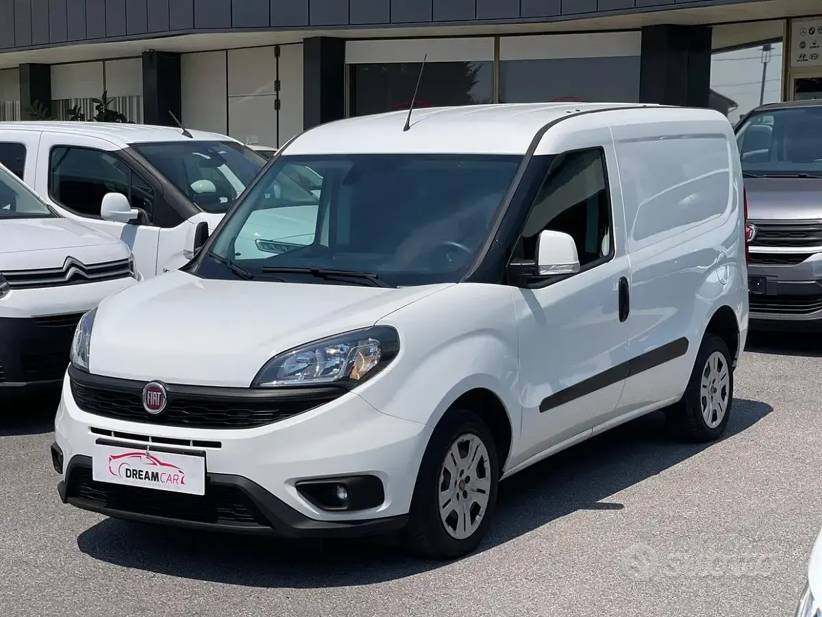 Usata Fiat Doblò 90 CV (66 kW) 2022 Bianco Monovolume