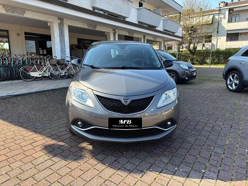 Usata Lancia Ypsilon Gold 69 CV (50 kW) 2017 Grigio pietra Utilitaria