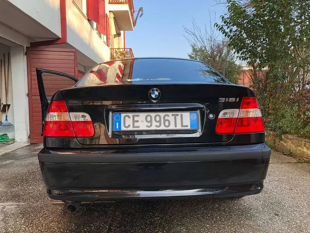 Usata BMW 318 Efficient Dynamics 143 CV (105 kW) 2002 Nero Berlina