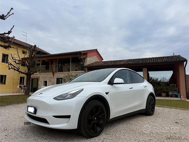 Bianco Usata 2024 Tesla Model Y RWD SUV | 34.900 € (Buon prezzo) - Immagine 1/4
