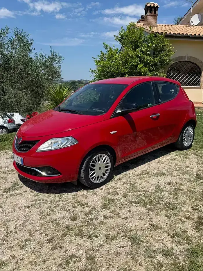 Usata Lancia Ypsilon Gold 69 CV (50 kW) 2018 Rosso Utilitaria