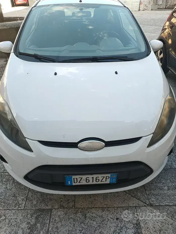 Usata Ford Fiesta 97 CV (71 kW) 2010 Bianco Berlina
