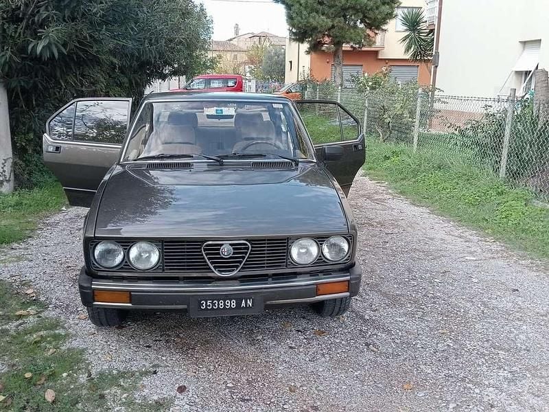 Marrone Usata 1983 Alfa Romeo Alfetta Quadrifoglio Tre volumi | 14.300 € - Immagine 1/4