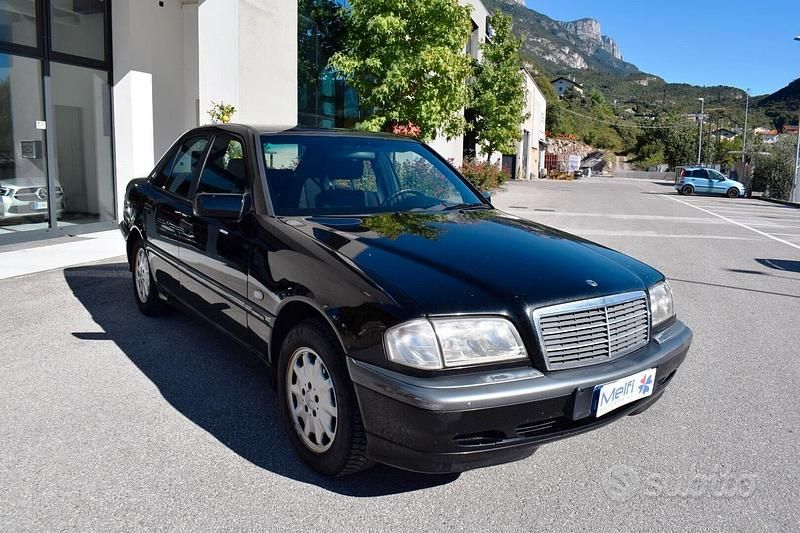 Nero Usata 2000 Mercedes C200 Classic Tre volumi | 1800 € - Immagine 1/4