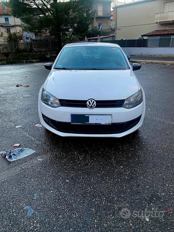 Bianco Usata 2010 VW Polo Tre volumi | 4199 € (Buon prezzo) - Immagine 1/4
