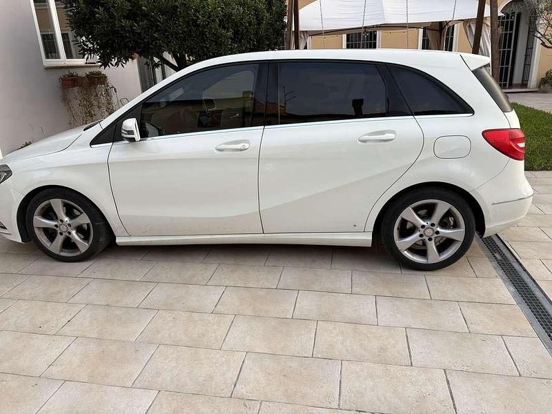 Usata Mercedes B180 Premium 109 CV (80 kW) 2014 Bianco Monovolume