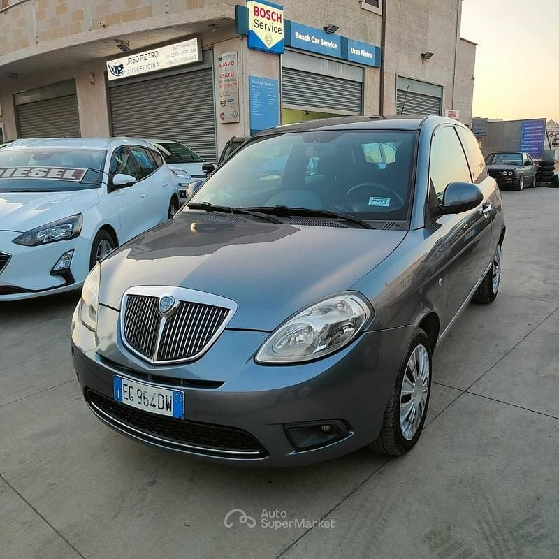 Usata Lancia Ypsilon 75 CV (55 kW) 2011 Gray Utilitaria