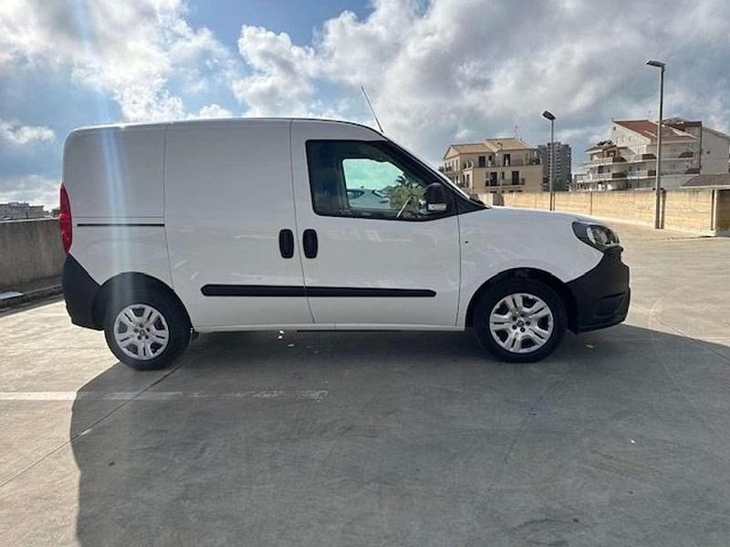 Usata Fiat Doblò 105 CV (77 kW) 2021 Bianco Monovolume