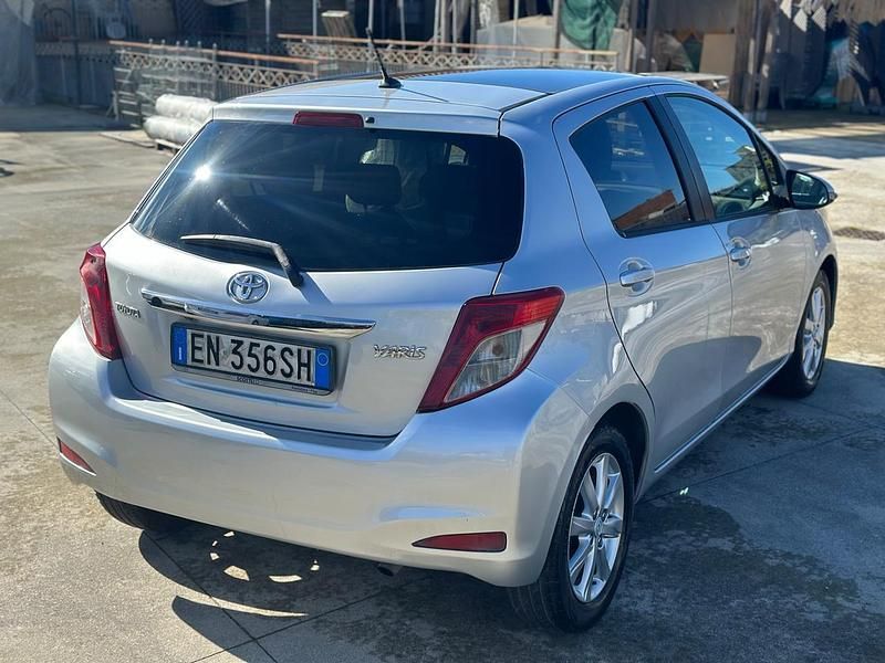 Usata Toyota Yaris Lounge 90 CV (66 kW) 2012 Argento Utilitaria