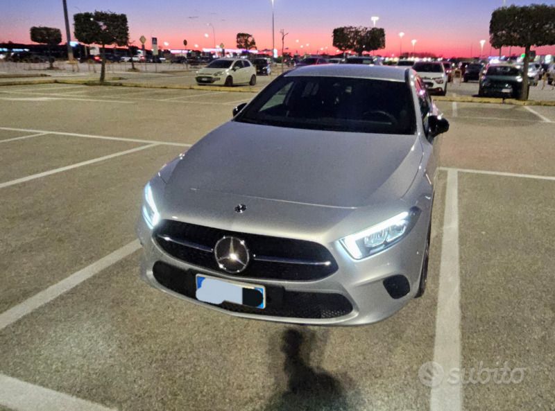 Grigio Usata 2020 Mercedes A180 Tre volumi | 26.500 € (Molto cara) - Immagine 1/4