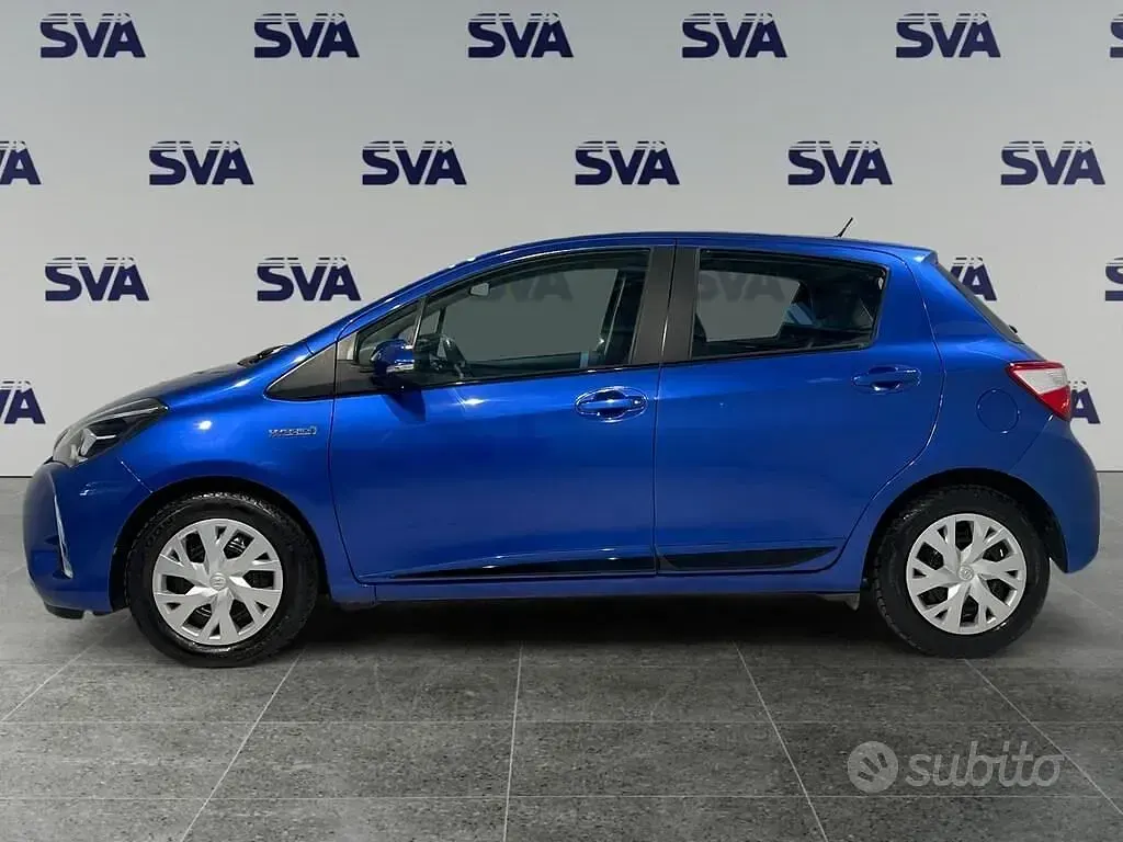 Usata Toyota Yaris Hybrid Active 101 CV (74 kW) 2017 Blu Berlina