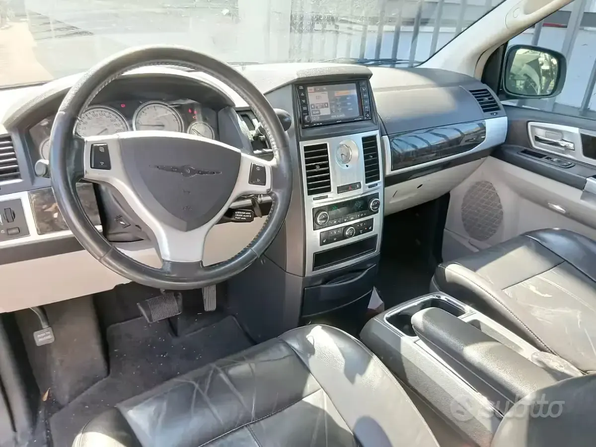 Usata Chrysler Voyager 164 CV (120 kW) 2010 Bianco Monovolume