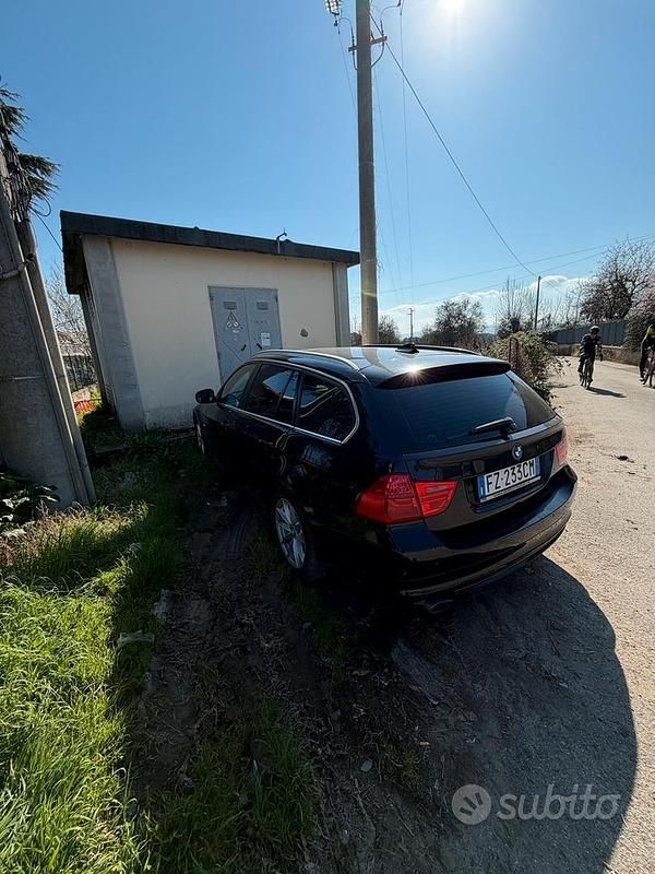 Usata BMW 318 143 CV (105 kW) 2010 Nero Station wagon