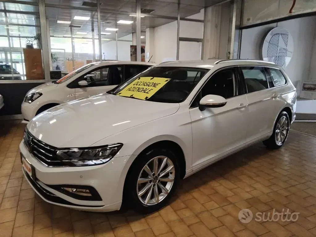 Usata VW Passat Business 150 CV (110 kW) 2023 Glacier white / metallizzato Station wagon
