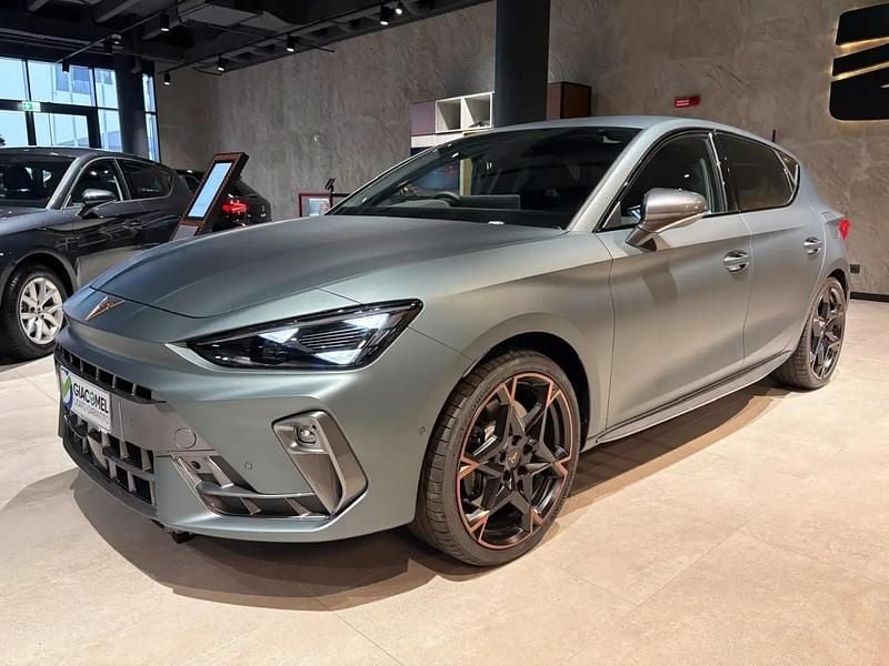Enceladus grey opaco Nuova 2025 Cupra Leon VZ2 Tre volumi | 42.900 € (Buon prezzo) - Immagine 1/4