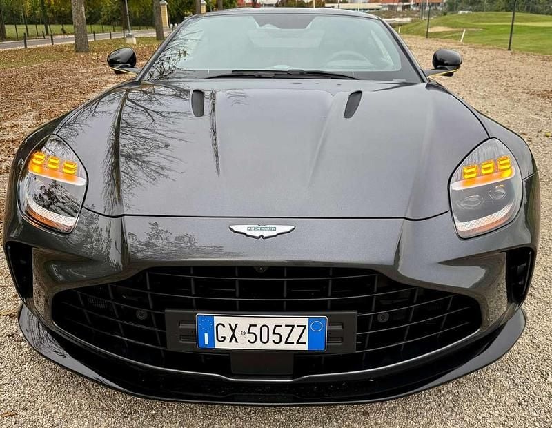 Nuova Aston Martin V8 Vantage 665 CV (489 kW) 2025 Colore non di seriema speciale Coupé